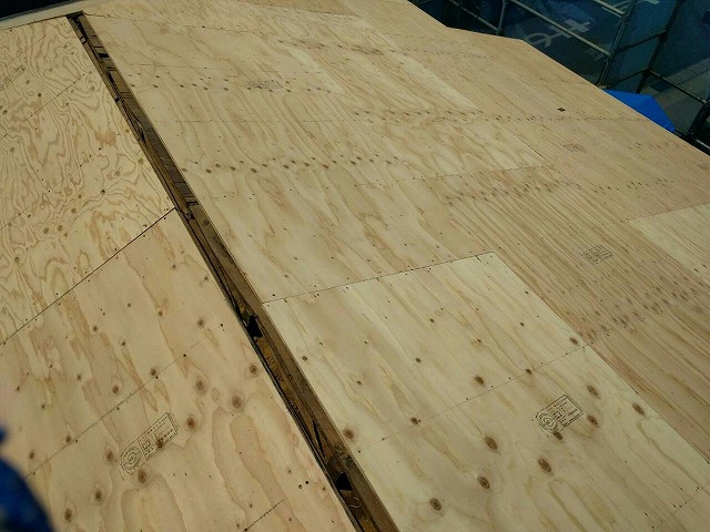 野地板施工の様子